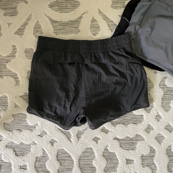 ATHLETA 3 pairs of running shorts - Picture 3 of 5